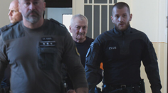 Dôchodca si pre poranený prst privolal záchranárov. Našli uňho ženu so šnúrkou okolo krku