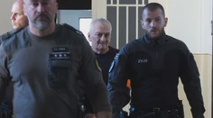Dôchodca si pre poranený prst privolal záchranárov. Našli uňho ženu so šnúrkou okolo krku