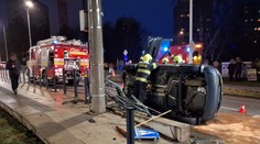 Auto narazilo do zástavky MHD v Bratislave, skončilo úplne zdemolované