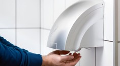 VIDEO: Vedecký experiment ukázal, prečo by sme nikdy nemali používať sušič rúk na verejných toaletách