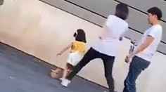 To prehnala. Matka nebola spokojná s výkonom svojej dcéry, tak ju nechutne kopla