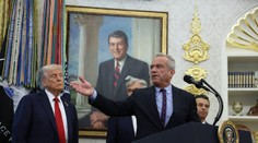 Kvôli Trumpovi a Kennedymu už zomreli možno státisíce ľudí, varuje známy imunológ