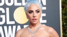 Moment, keď Lady Gaga ostala "na ocot". Fotka zo Zlatých glóbusov baví internet