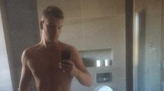 Slovenský spevák nahý pred zrkadlom: Prirodzenie mu len tak tak zakryl lajk