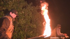 V noci udreli v sadoch poriadne mrazy. Ovocinári ohňom aj vrtuľníkmi zachraňovali ovocie