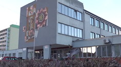 Mladíka, ktorý sa mal vyhrážať spolužiakom vystrieľaním, už obvinili. Stále je za mrežami