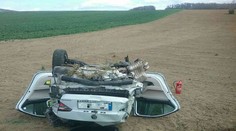 Po zrážke s nákladiakom skončilo osobné auto v poli prevrátené na streche