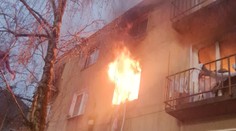 FOTO+VIDEO: Plamene šľahali z okna. Po výbuchu plynu v Tornali dvaja ľudia bojujú o život