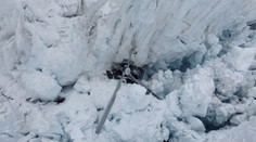 OBRAZ SKAZY: Vrtuľník so siedmimi ľuďmi skončil v ľadovci