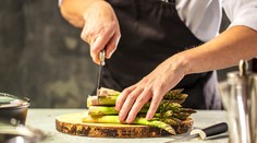 Špargľa, prvá zelenina na jarných stoloch, ktorú nemusíte jesť iba na slano