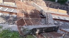 FOTO: Pád mosta na západnom Slovensku. Časť sa zrútila na železničnú trať