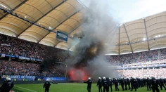 Bayern oslavuje titul, Hamburg za diváckych nepokojov prvkýkrát zostúpil
