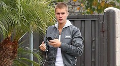 Justin Bieber po odmlke a hneď bez trička. Foto vnútri