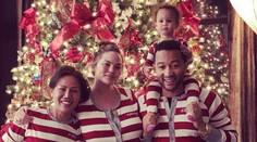 Vianoce sa u nich doma ešte neskončili. Chrissy Teigen ukázala tehotenské bruško