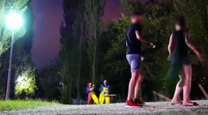 Šialená zábava. Klauni útočia na ľudí s motorovou pílou a nožom