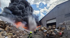 FOTO a VIDEO: Masívny požiar na juhu Slovenska. Horí triedička odpadu
