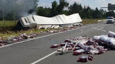 Uzavretá diaľnica D2: Na ceste sa prevrátil kamión, následne bolo počuť výbuch