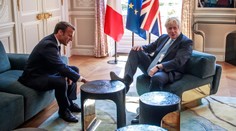 Johnson sa cítil u Macrona ako doma. Demonštroval to, keď si vyložil nohu na stôl