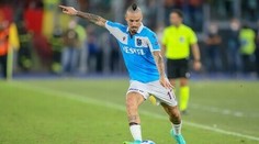 Marek Hamšík nachytal brankára takmer z polovice ihriska. Rozhodca gól neuznal