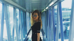 Andrea Verešová na letisku. Pri pohľade na jej minišaty, si mohol niekto pomýliť let