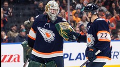 NHL plní sny. Za hviezdy Edmontonu sa do brány na záverečné minúty postavil amatér
