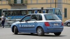 VIDEO: Šialený pokus o útek v Taliansku. Vodič jazdil s policajtom na kapote