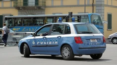 VIDEO: Šialený pokus o útek v Taliansku. Vodič jazdil s policajtom na kapote