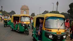 Páchnuce ponožky mladého Inda musela po sťažnostiach cestujúcich riešiť polícia