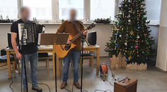 Odsúdení priniesli vianočnú atmosféru seniorom: Potešili ich hudbou a koledami