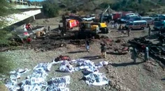 Autobus sa zrútil z mosta a začal horieť. Pri nehode v Pakistane zahynulo 40 ľudí