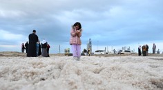 Púšť sa premenila na snehobielu krajinu. Jednu z najhorúcejších krajín zasiahlo krupobitie