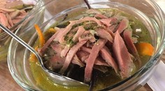 Kačacia polievka s čiernymi ryžovými rezancami a jullienne zeleninou