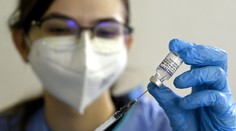 Česi pre covid vyťahujú štvrtú dávku, Slovensko čaká na novú vakcínu. Tá môže prísť neskoro