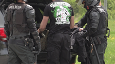 Policajti pred futbalovým derby zasahovali na hraniciach. Poliaci mali so sebou palice či mačetu