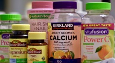 Kŕmite deti vitamínmi v podobe gumených cukríkov? Môžu viac uškodiť než pomôcť, varujú odborníci