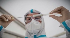 Vedci dvíhajú varovný prst, pri tejto mutácii covidu hrozí riziko znovunakazenia