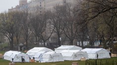 Poľnú nemocnicu v newyorskom Central Parku pre klesajúci počet prípadov uzavrú