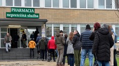 Pred lekárňami v Bratislave sa tvorili dlhé rady. Kto sa dostal dnu nemal istotu, že nájde, čo potrebuje