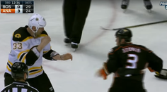 VIDEO: Zdeno Chára sa pobil, skončil na lopatkách