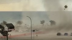 VIDEO: Dovolenkujúcich na Sicílii vystrašilo tornádo. Najskôr sa len prizerali, potom utekali ozlomkrky