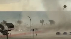 VIDEO: Dovolenkujúcich na Sicílii vystrašilo tornádo. Najskôr sa len prizerali, potom utekali ozlomkrky