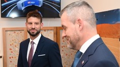 „Trieskanie do stola,“ zhodnotil M. Šimečka nápad P. Pellegriniho zatvárať utečencov do internačných táborov (Na telo)
