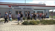 Firma Yazaki sa zrejme sťahuje. Tvrdí, že Slovákom sa nechce robiť