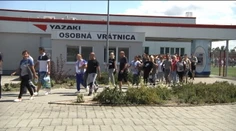 Firma Yazaki sa zrejme sťahuje. Tvrdí, že Slovákom sa nechce robiť