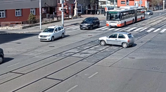 VIDEO: Bizarná scéna v Brne. Prázdne auto sa pustilo frekventovanou križovatkou