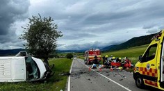 Vážna nehoda neďaleko Popradu: Pri čelnej zrážke sa ťažko zranili dvaja ľudia, cesta je neprejazdná