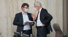 Vicepremiér Holý má výnimku. Pri návrate z Británie nemusí ani na test, ani do karantény