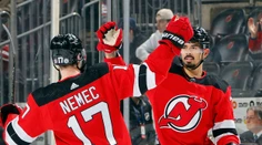 VIDEO: Šimon Nemec dvoma asistenciami pomohol New Jersey k víťazstvu. Mladík tiež inkasoval tvrdý hit
