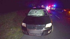 Mladý vodič zrazil v noci seniora bez reflexných prvkov. Zraneniam podľahol