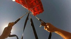 Najdesivejší zoskok padákom: Muž sa zachránil tesne pred dopadom